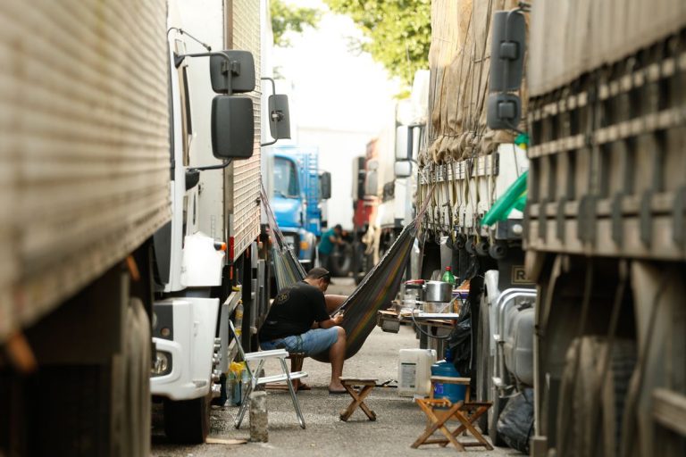 Transportadoras e caminhoneiros alertam para risco de nova paralisação